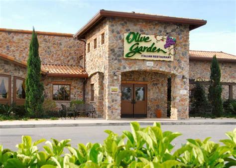 Dishwashers at Olive Garden play an essential role in delighting and serving our guests while keeping our restaurants clean and safe. As a dishwasher, you will be responsible for the critical tasks of cleaning and sanitizing plates, glassware, utensils, and guest and team member touch points in order to deliver a great guest experience.